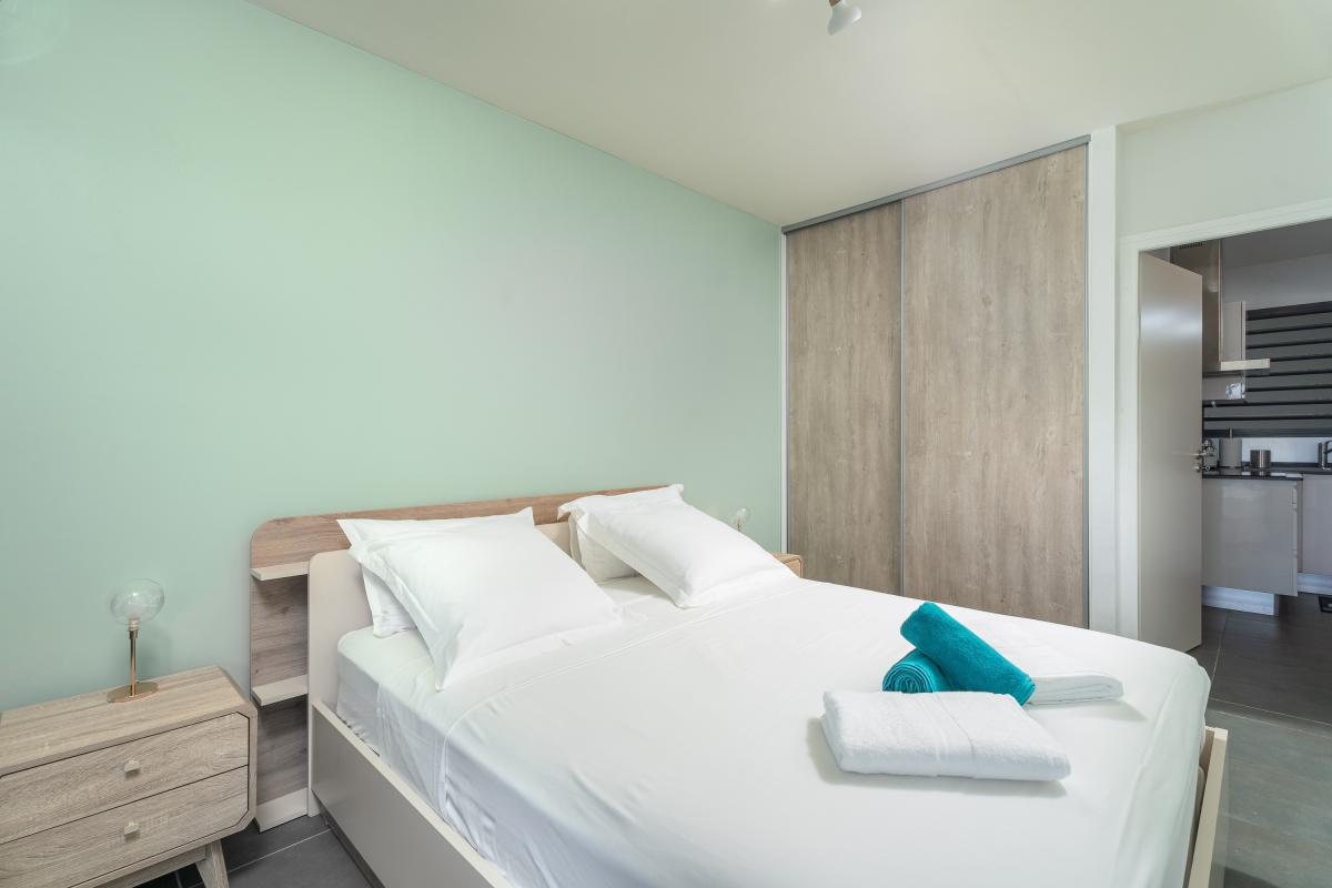 13 hebergement-vacances-fort-de-france-chambre-double-climatisee
